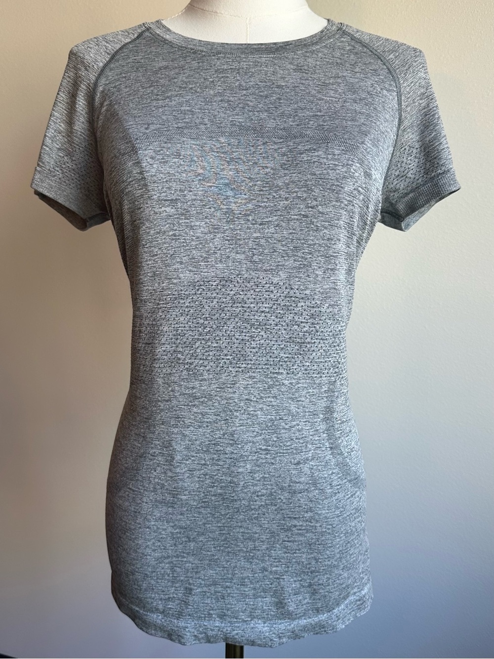 lululemon athletica Gray Tech Short-Sleeve Hip Length Tee | SIZE 8